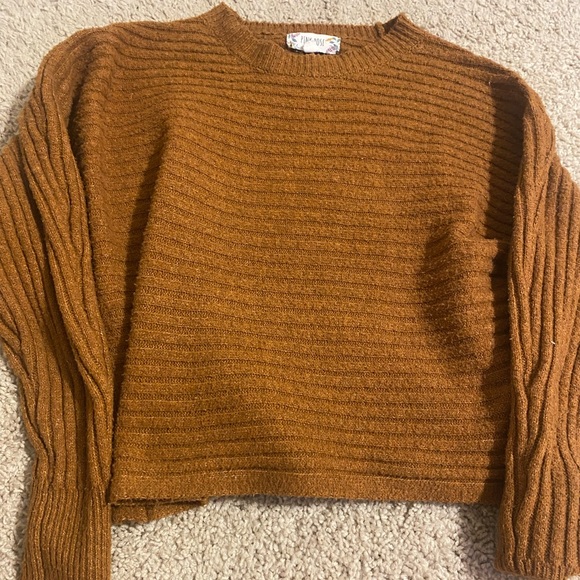 Fits like a crop top - Picture 2 of 2